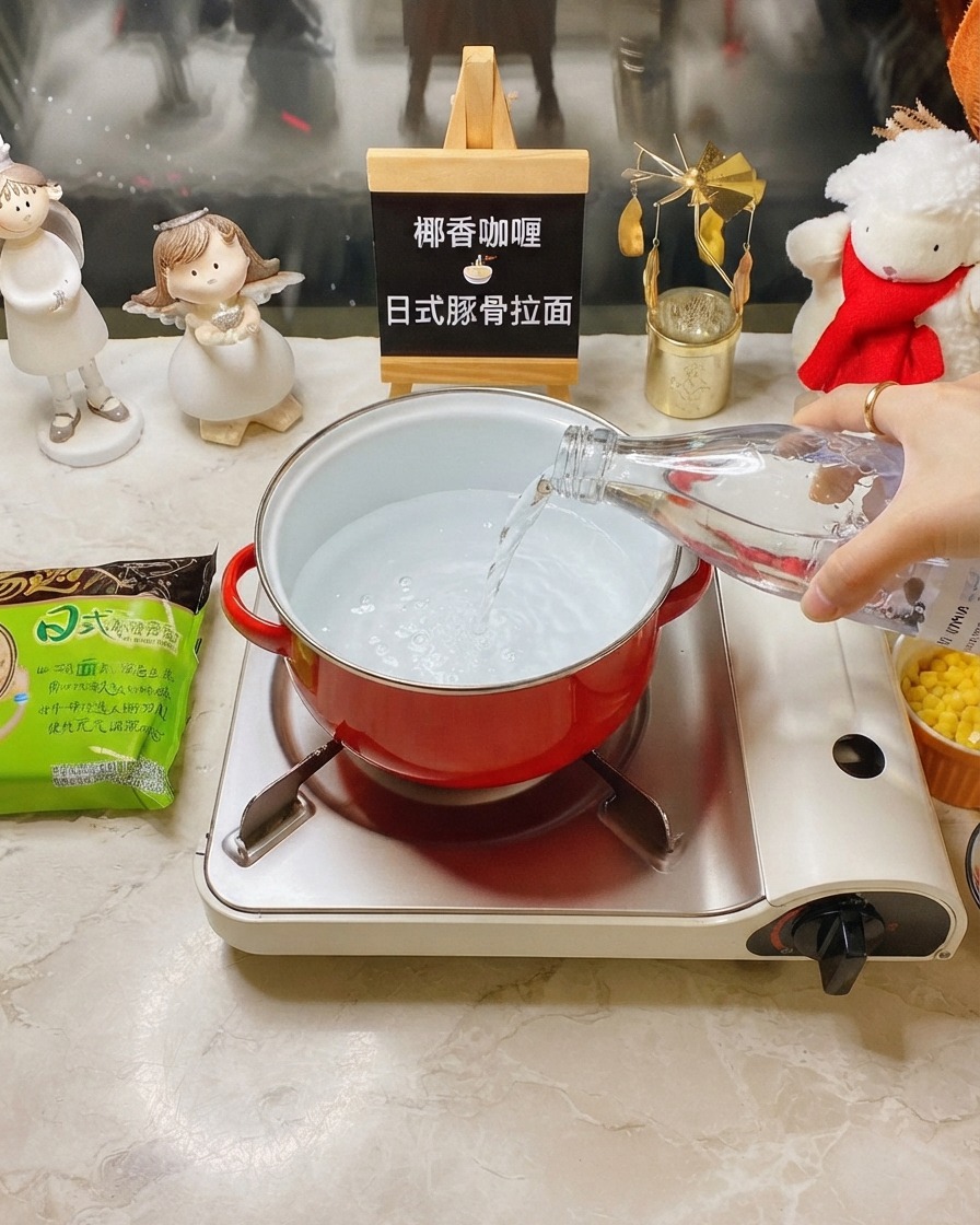 De leau versée dune bouteille transparente dans une petite casserole rouge sur un réchaud à gaz portable.