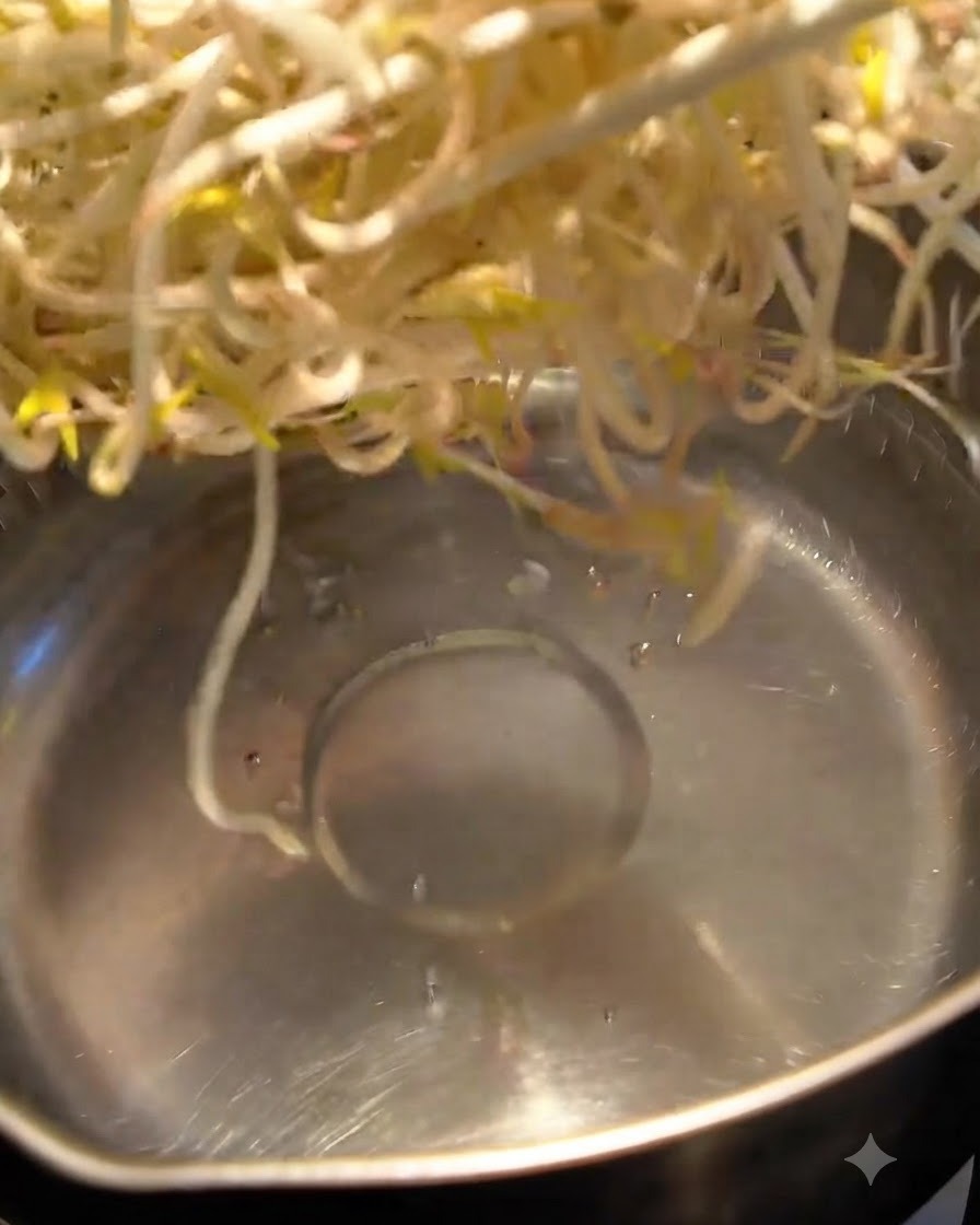 Germes de haricots mungo en train dêtre blanchis dans de leau bouillante dans une casserole.