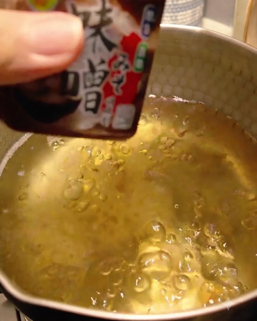 Pâte de miso en train dêtre ajoutée et dissoute dans le bouillon dashi.
