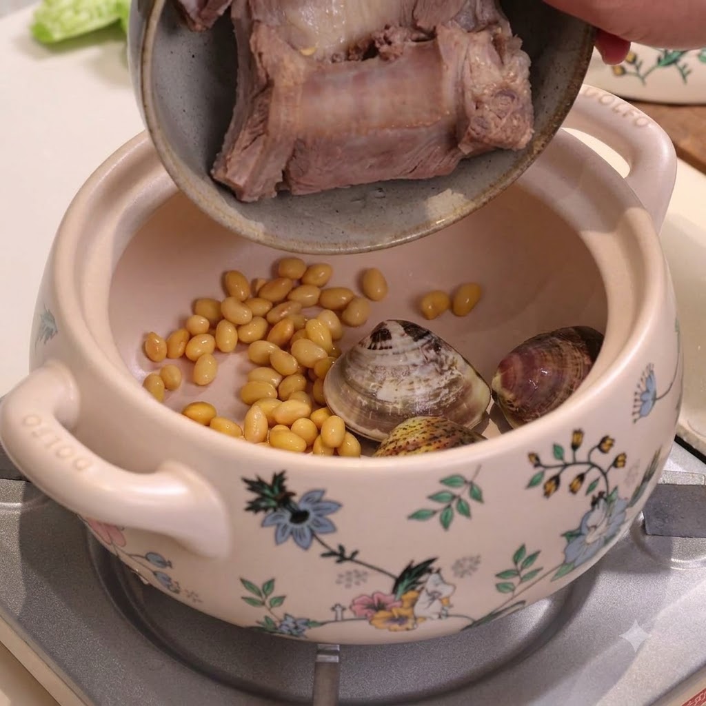 Travers de porc blanchis versés dans une marmite en céramique contenant du soja et des palourdes.
