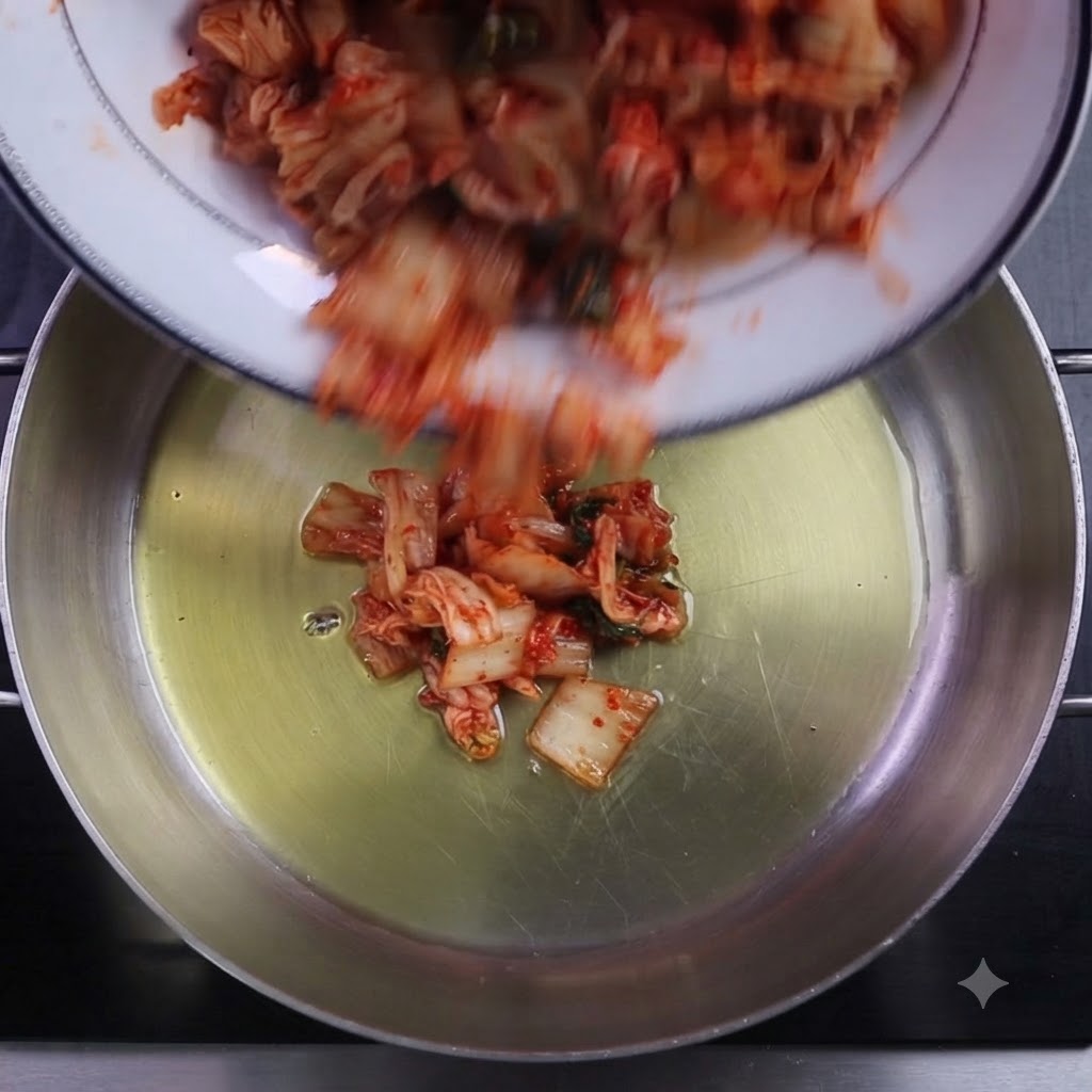 Du kimchi haché et de la poudre de piment versés dans une casserole huilée.