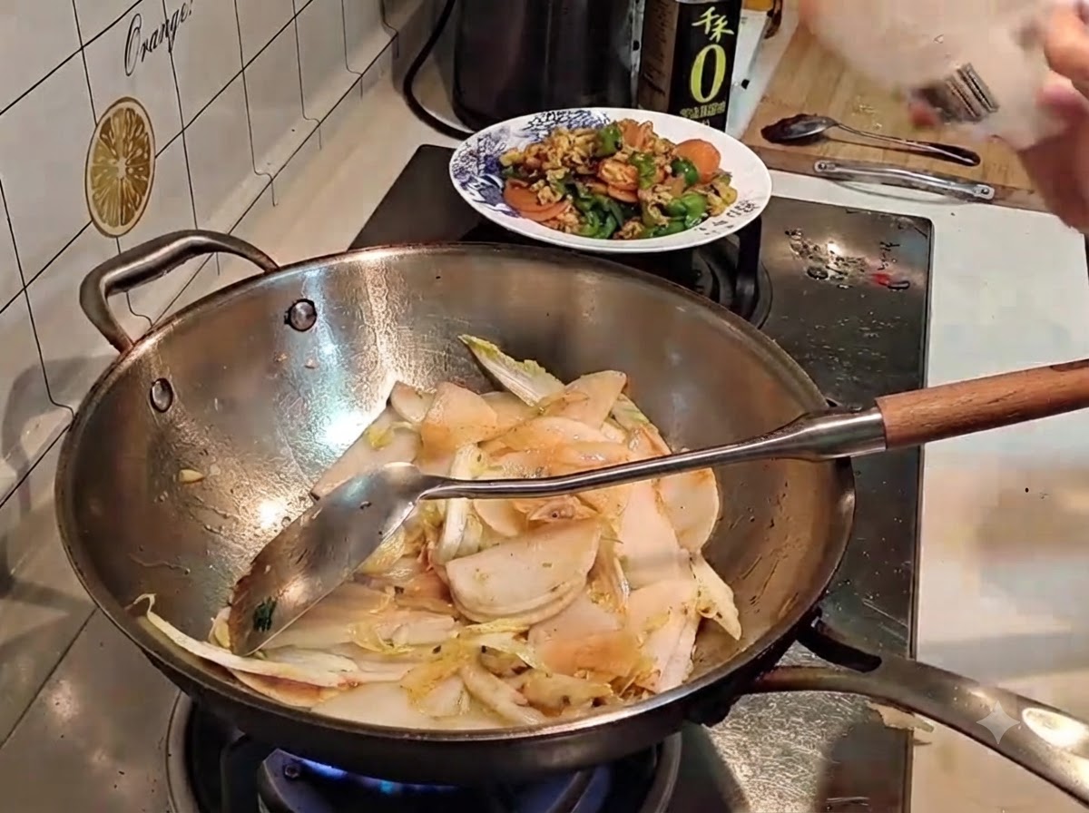 Du sel saupoudré depuis un sachet dans un wok contenant des légumes émincés.