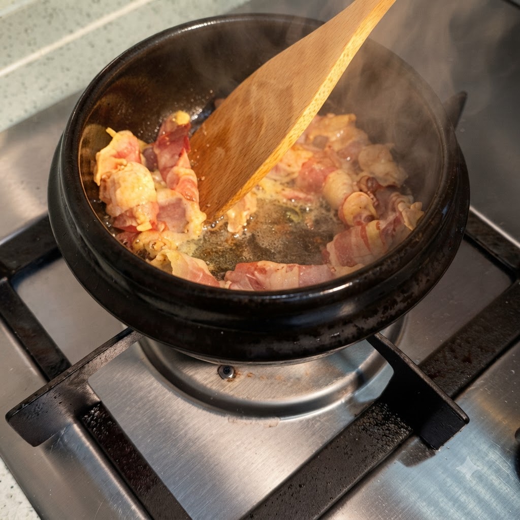 Sauce soja versée en filet sur des tranches de bœuf grésillantes à lintérieur dune casserole chaude, créant de la vapeur.