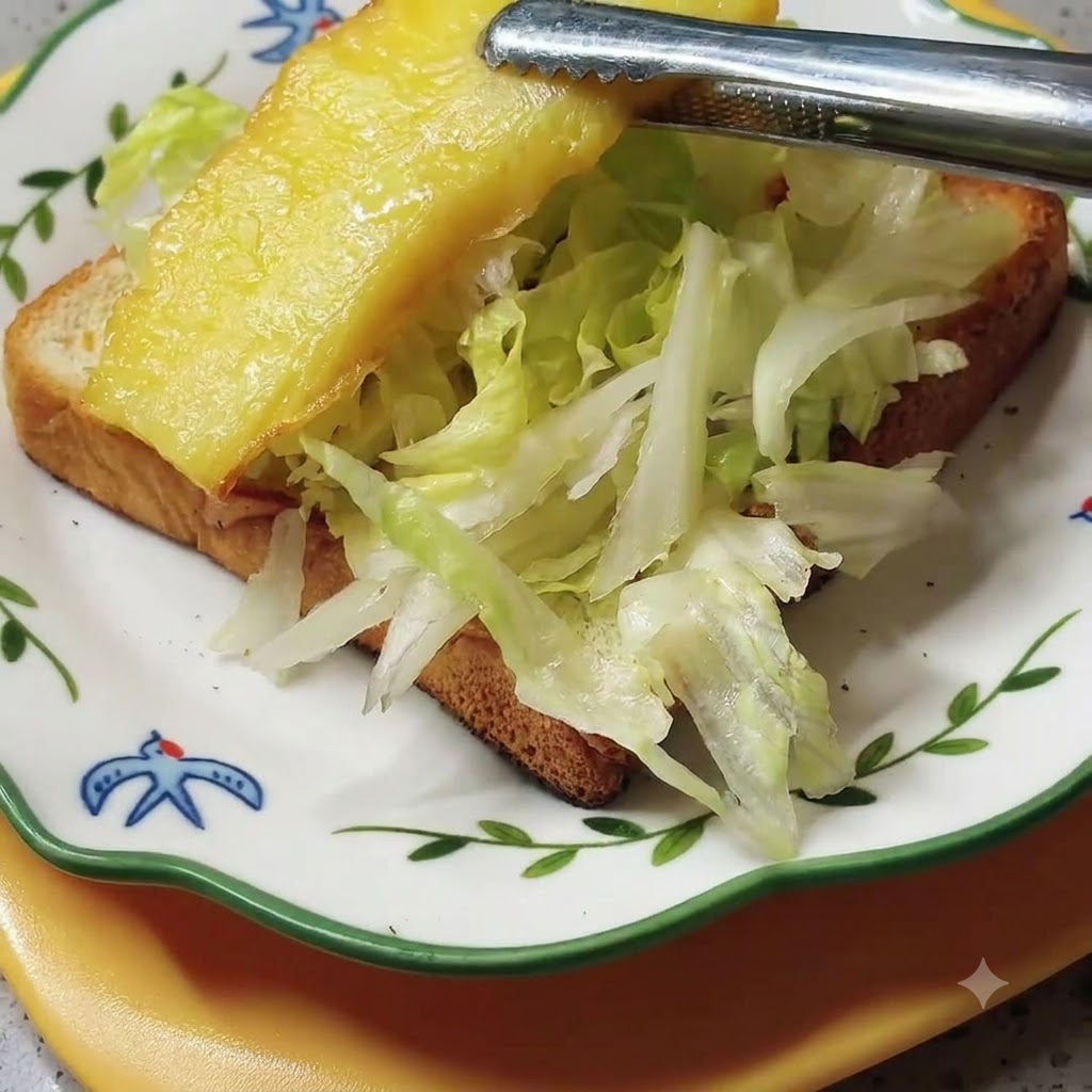 Des tranches dananas grillées disposées sur le lit de laitue du sandwich.