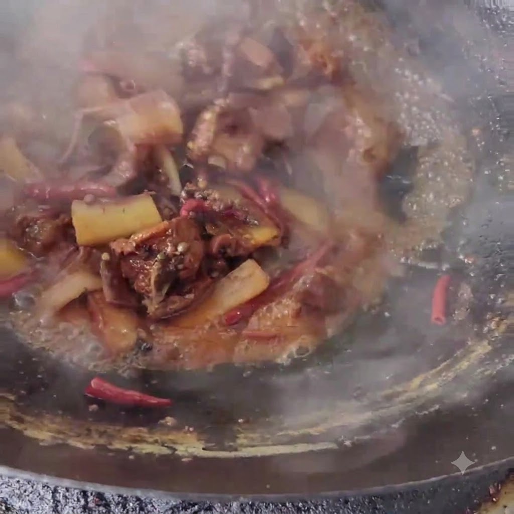 Lanières de poitrine de porc sautées dans un wok avec la sauce et les ingrédients aromatiques.