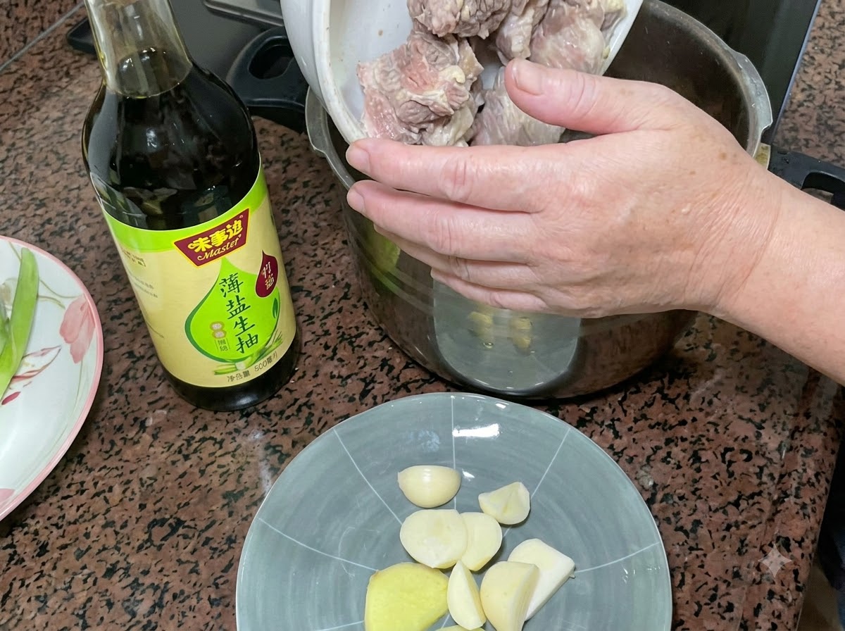 Travers de porc blanchis versés dans un autocuiseur à côté dune bouteille de sauce soja claire et dune assiette dail et de gingembre.