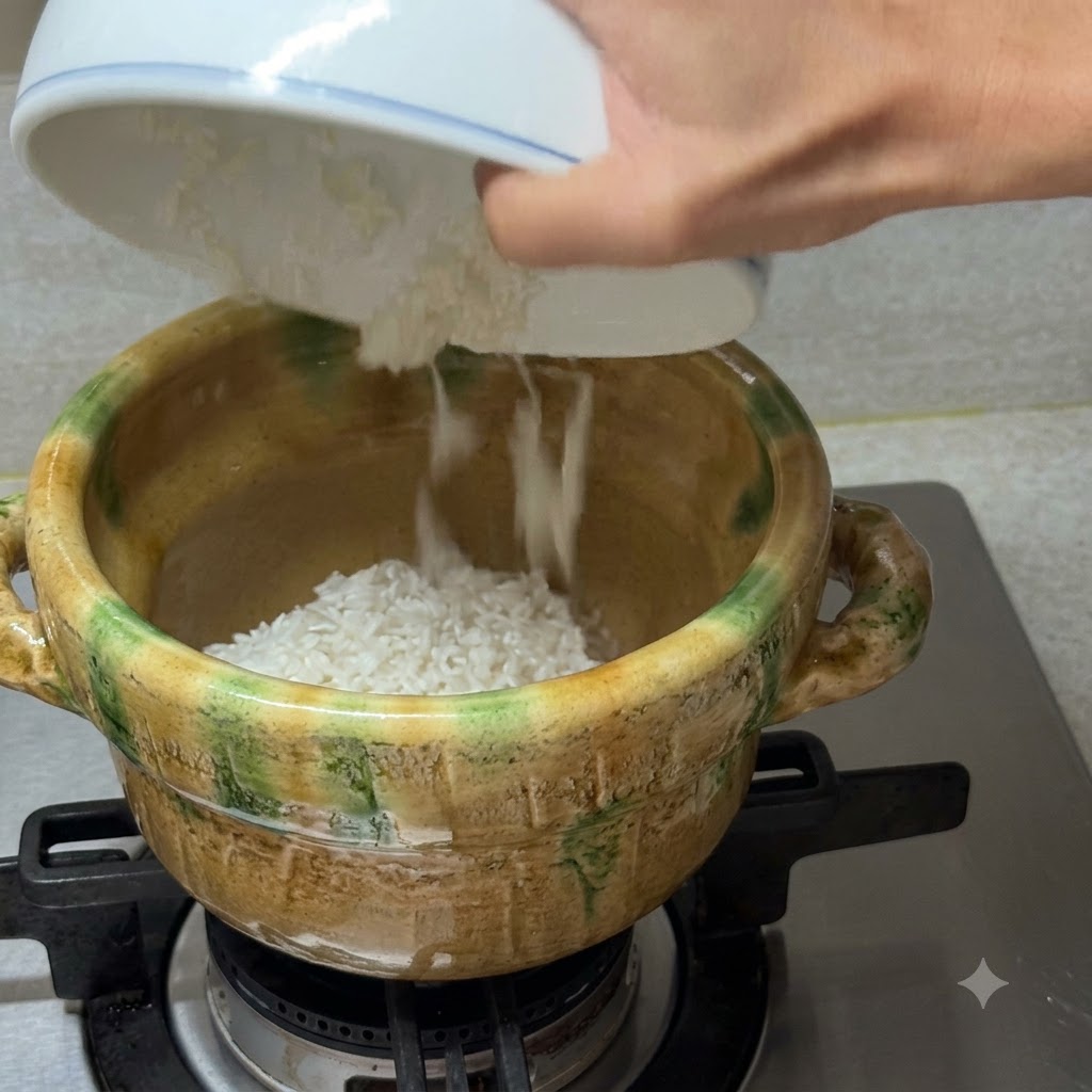 Du bouillon de palourdes clair versé dun bol blanc dans une cocotte en céramique contenant du riz blanc sur une cuisinière à gaz.