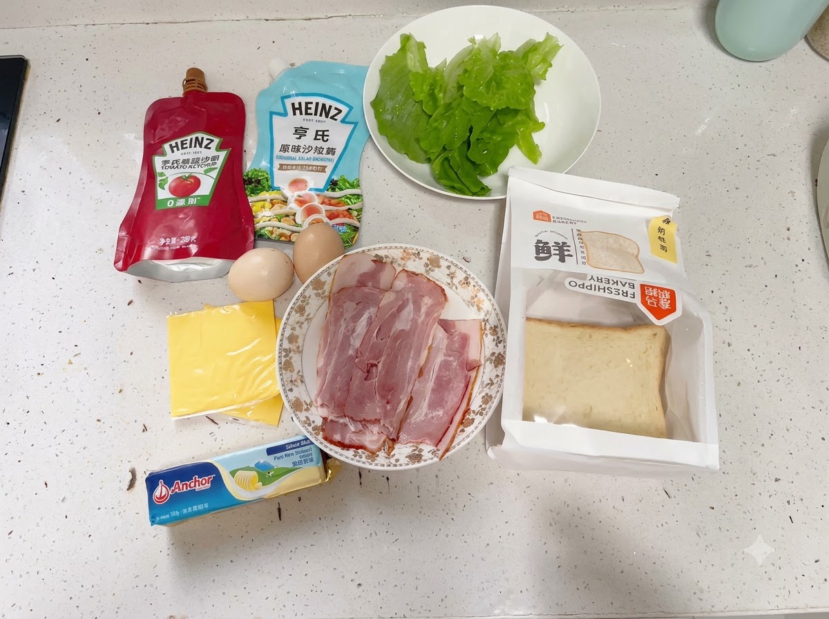 Un assortiment dingrédients de sandwich disposés proprement sur un comptoir de cuisine blanc.
