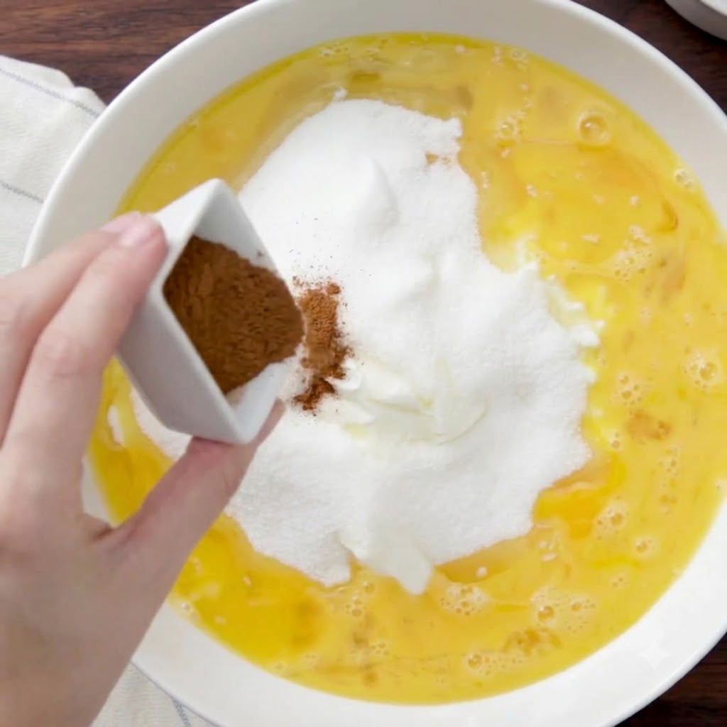 De la cannelle en poudre saupoudrée dun petit plat carré dans le mélange.