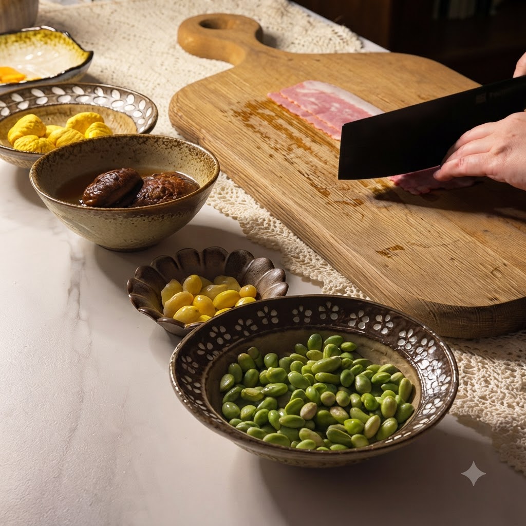 Tranches de bacon coupées en petits morceaux sur une planche à découper en bois avec un hachoir.