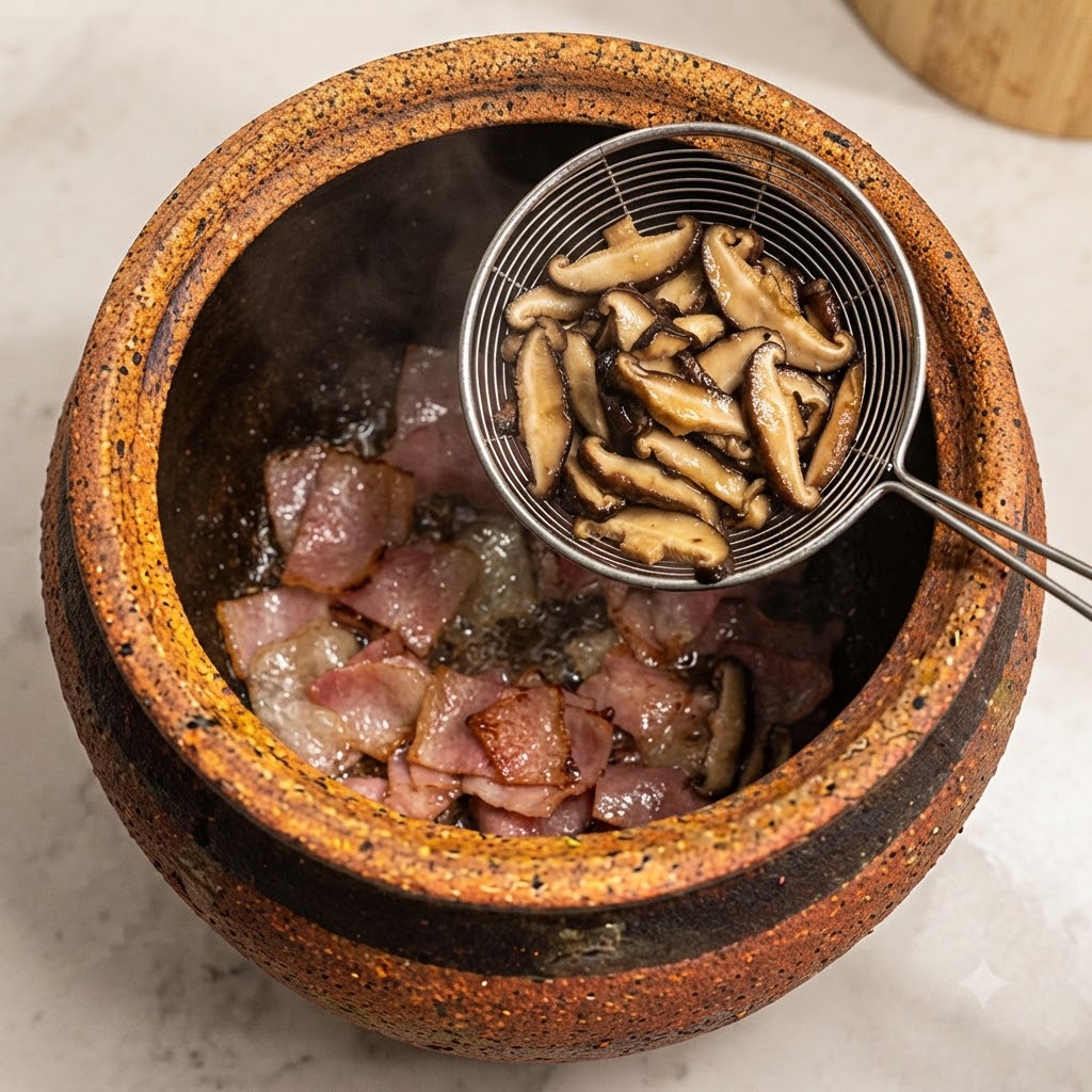 Champignons shiitake tranchés ajoutés à laide dune passoire dans le pot pour sauter avec le bacon.