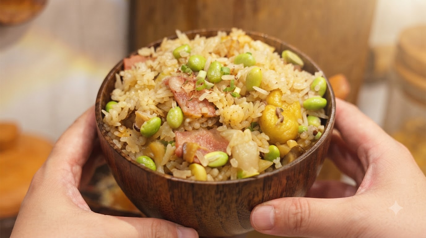 Un bol en bois rustique débordant de riz en cocotte au ginkgo, pétoncles, bacon et châtaignes