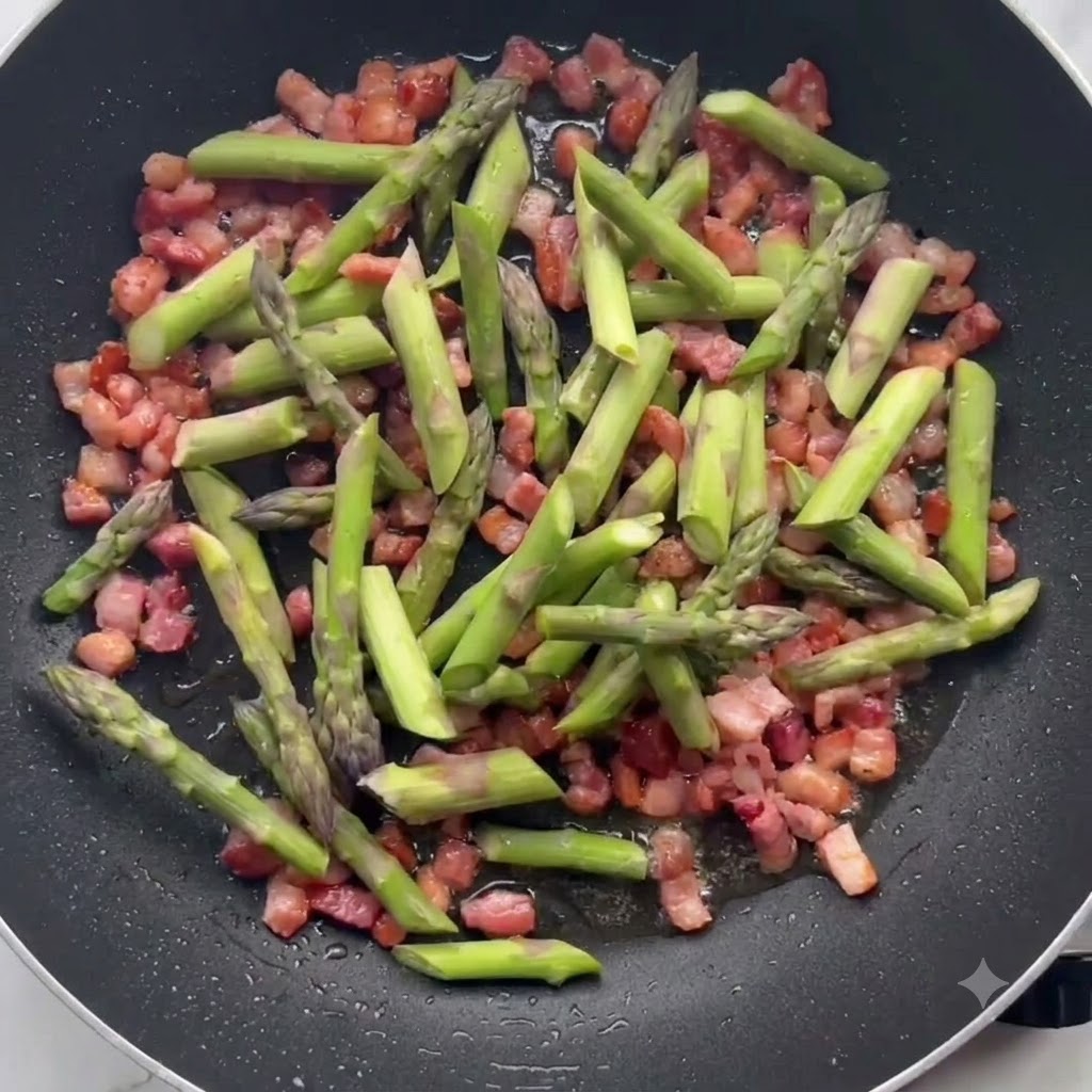 Morceaux dasperges vertes sautant aux côtés de lard croustillant dans une poêle.