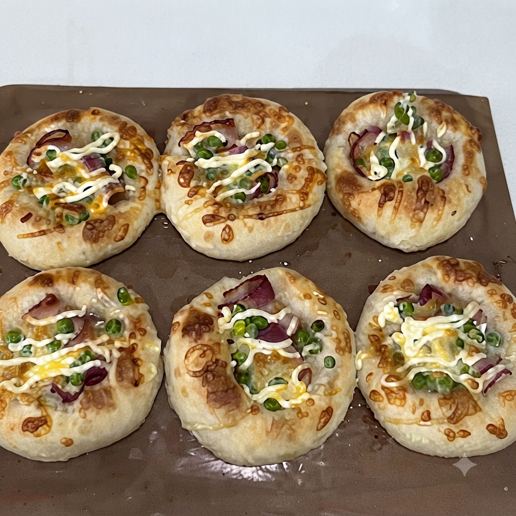 Petits pois saupoudrés sur la couche de bacon à lintérieur des puits de pâte.