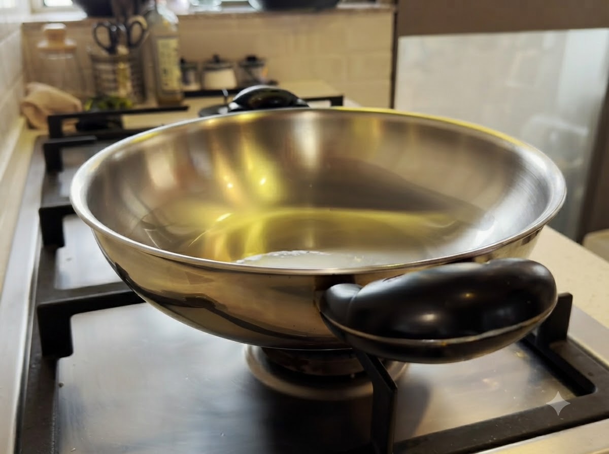 De petits morceaux de poulet remués dans un wok en métal chauffé avec de lhuile dolive.