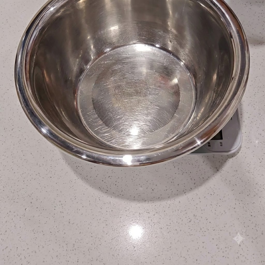 De leau et de la levure sèche versées dans un bol à mélanger et remuées pour dissoudre.