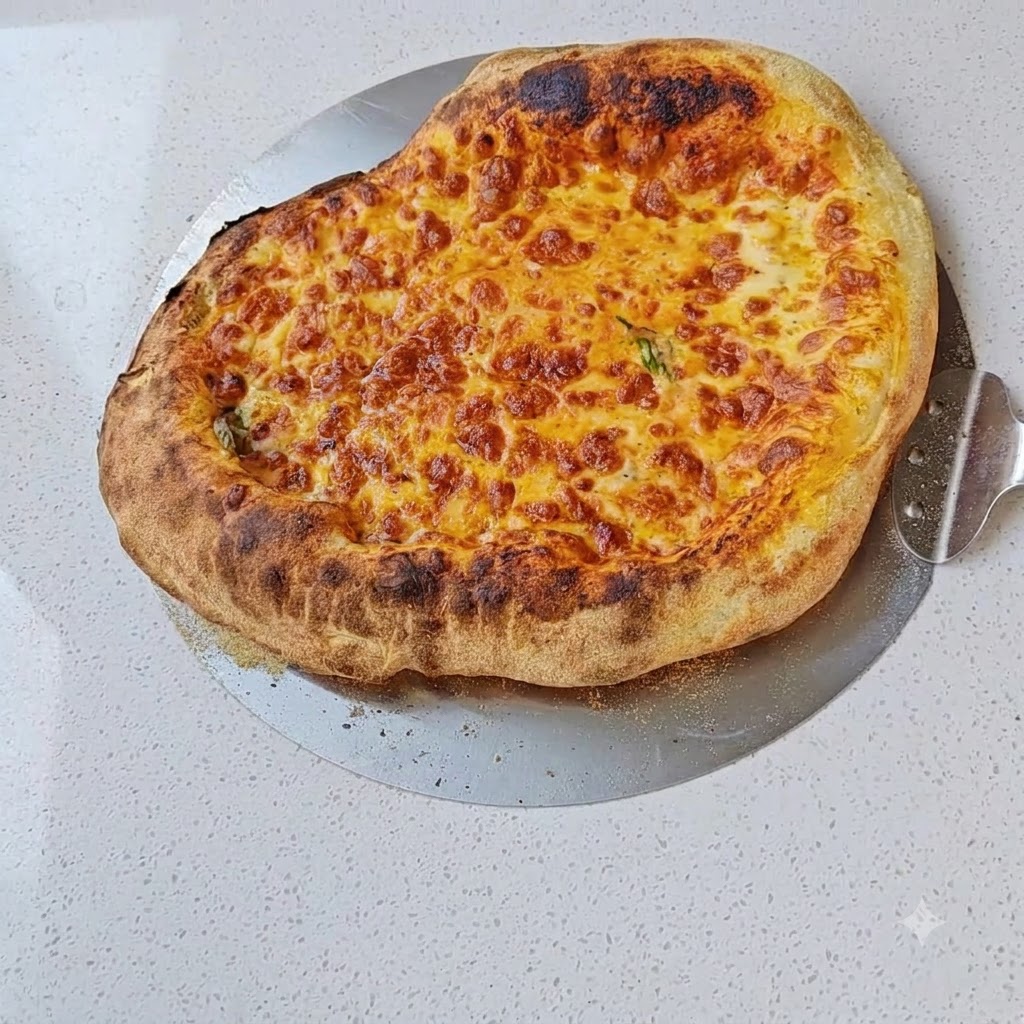 Fromage mozzarella râpé saupoudré sur la couche de sauce tomate sur une pâte à pizza.