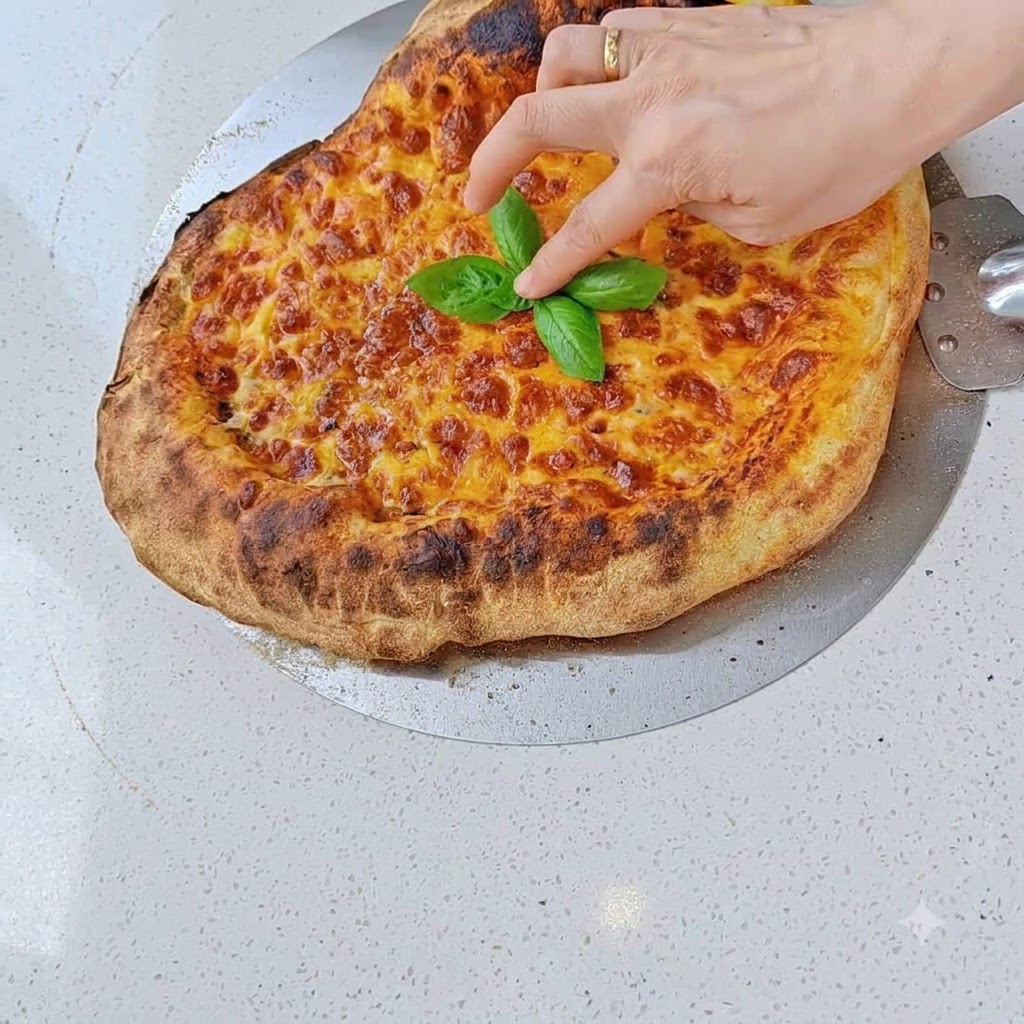 Tranches de salami placées sur la couche de fromage dune pizza préparée.