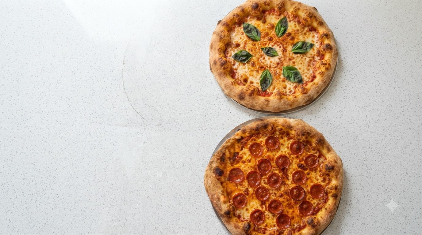 Deux pizzas italiennes classiques fraîchement cuites présentées côte à côte : une Margherita dorée au basilic frais et une pizza au salami savoureuse au fromage fondu bouillonnant.