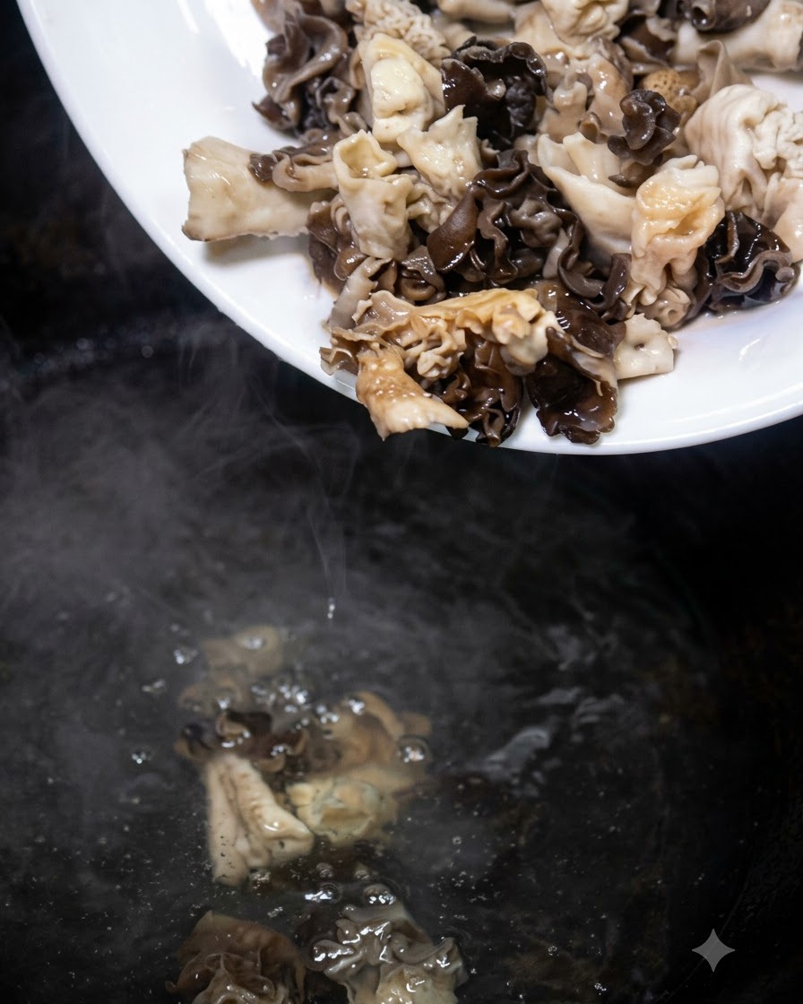 Des champignons préparés versés dune assiette blanche dans une casserole deau bouillante.