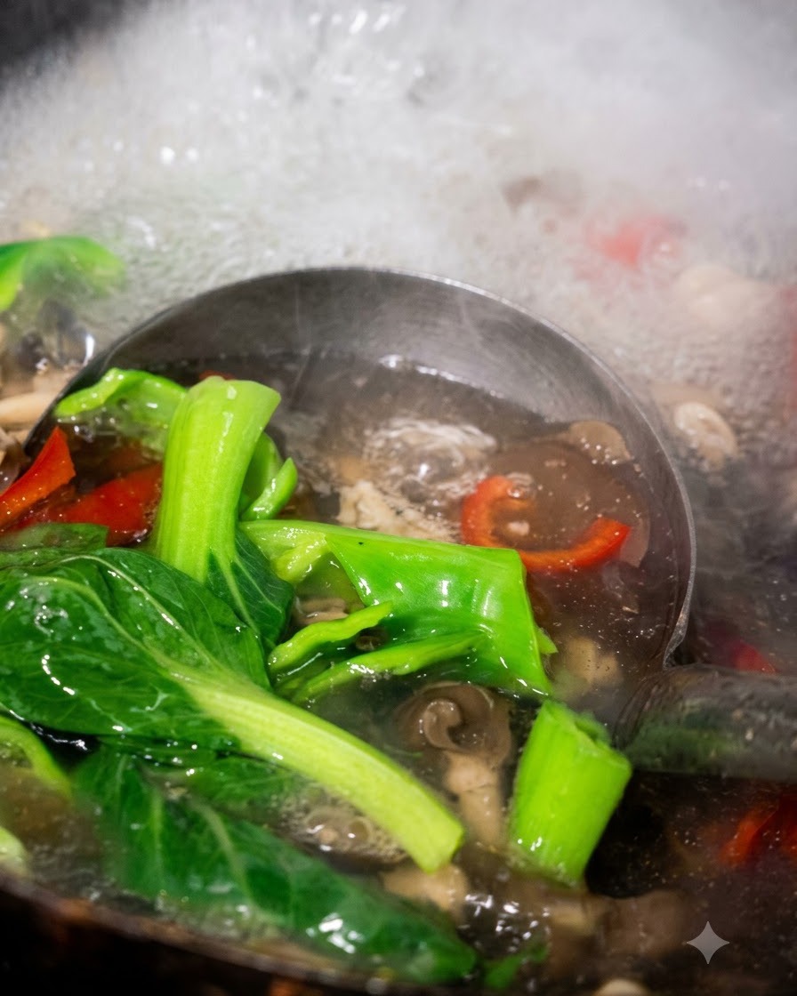 Une louche récupérant le pak choi cuit, les poivrons et les champignons de leau bouillante.