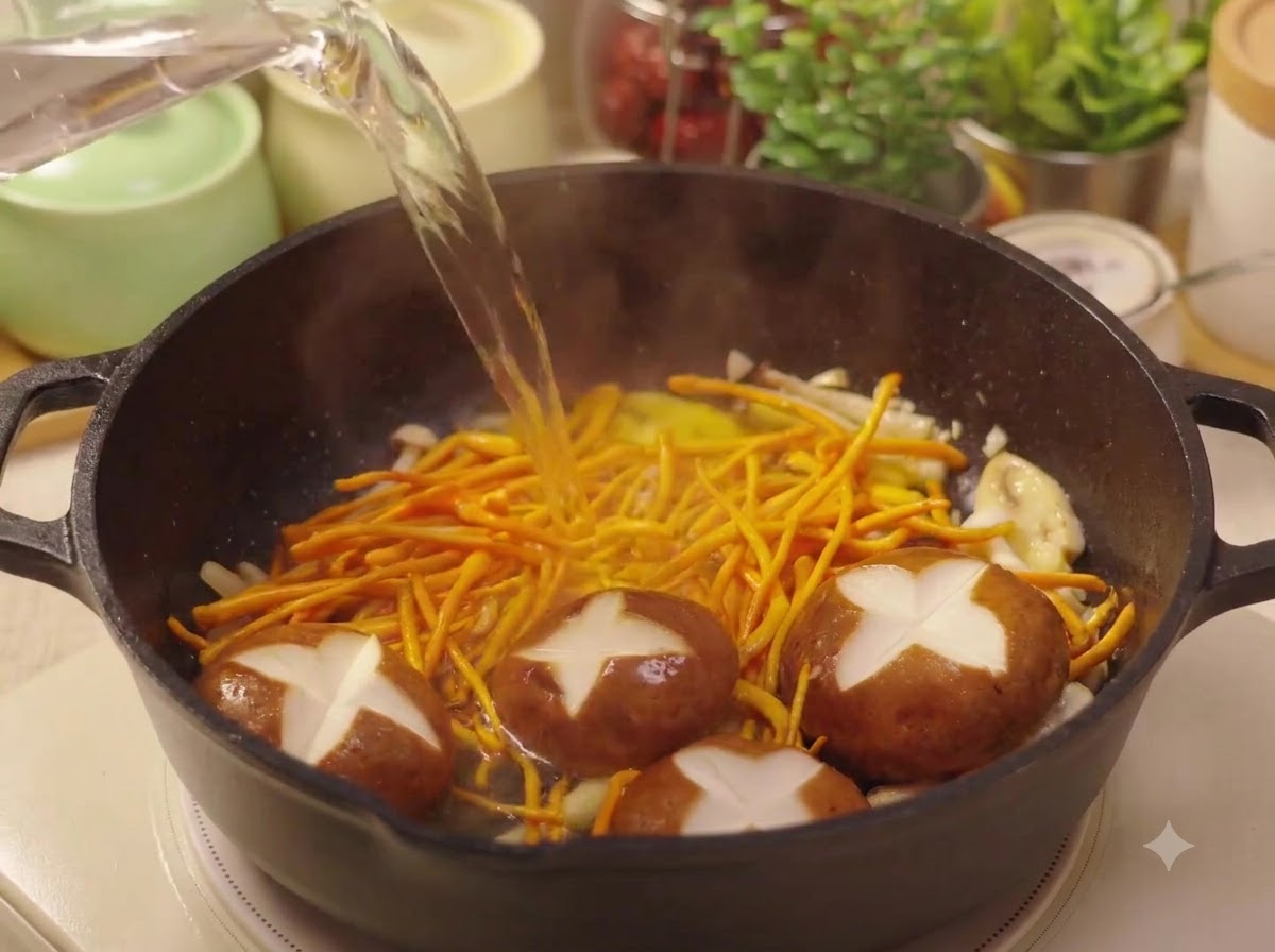 De leau versée dune carafe dans une poêle remplie de champignons et de fleurs de cordyceps.