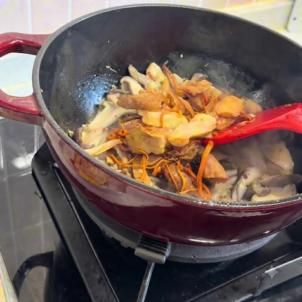 Des champignons réhydratés mélangés aux champignons frais dans la casserole.