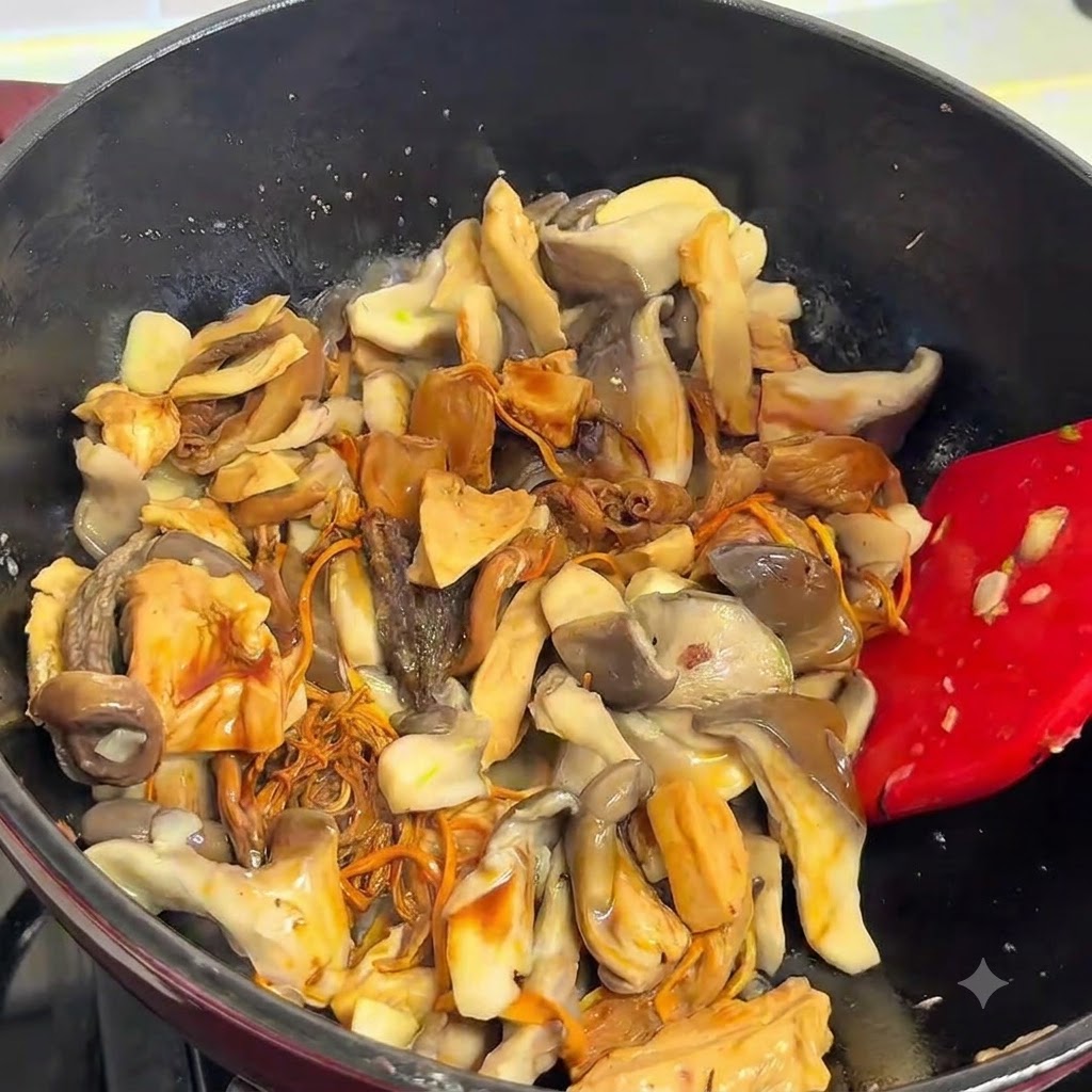 Des champignons assaisonnés cuisant dans la poêle.