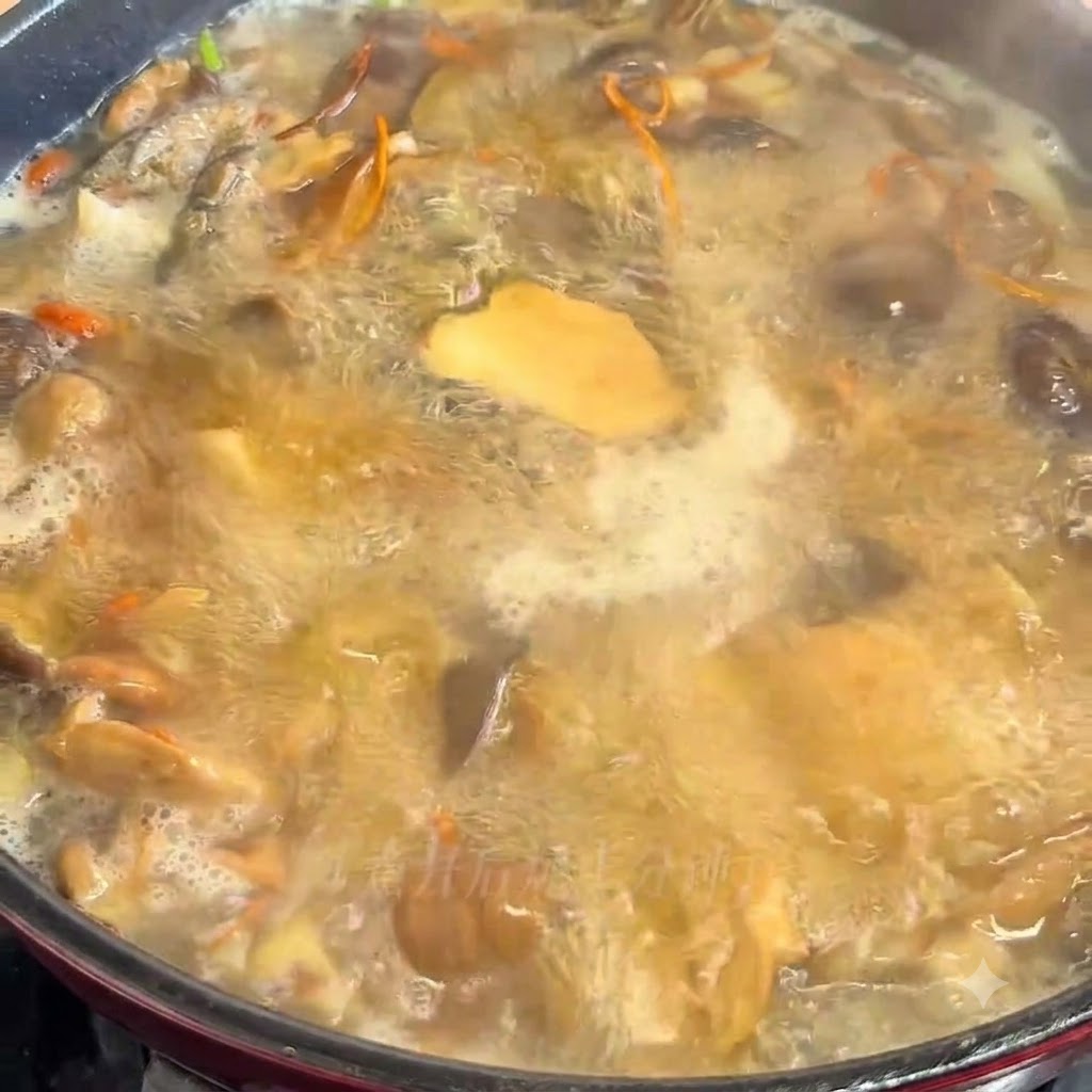 Le mélange de soupe de champignons frémit et bout activement dans une casserole.