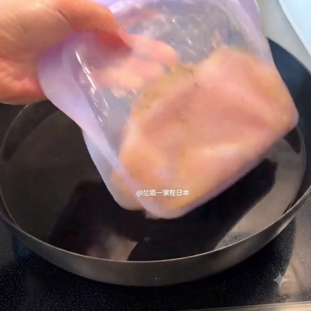 Un sachet violet scellé contenant du poulet mariné placé dans une casserole remplie deau.