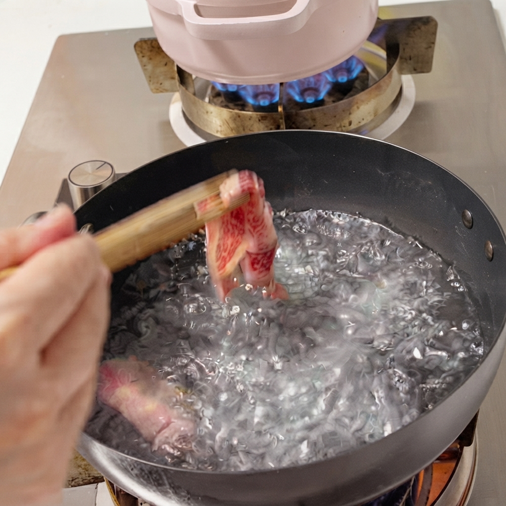 Des tranches de bœuf fraîches plongées dans une casserole deau bouillante à laide de baguettes.