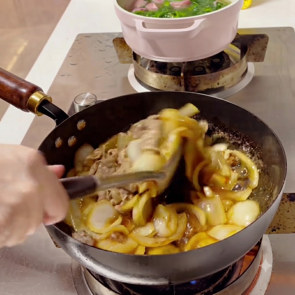Du bœuf et des oignons mélangés dans un wok avec une sauce riche et épaisse.