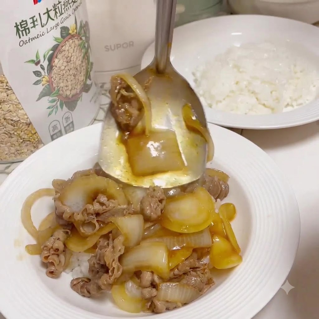 Une cuillère de service en métal ramassant du bœuf cuit et des oignons glacés pour les verser sur une assiette de riz blanc.