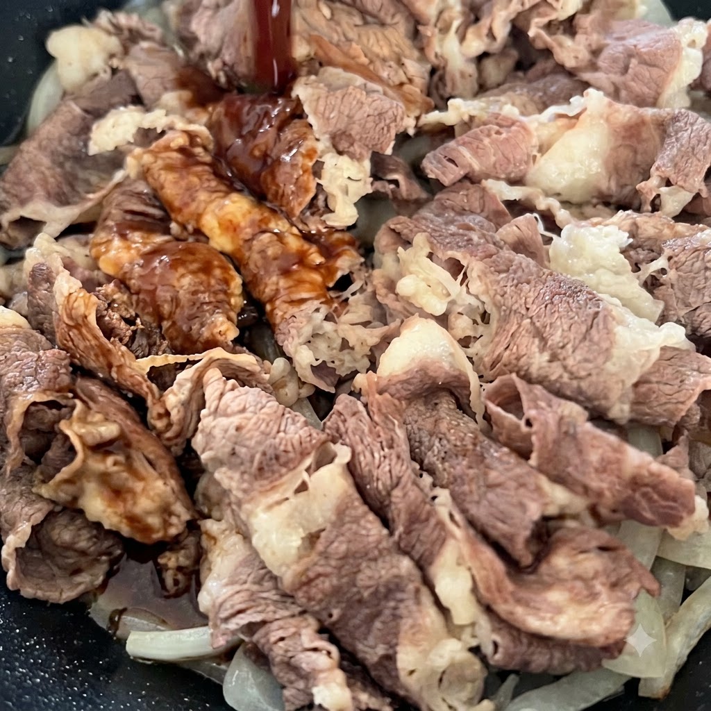Une sauce brune savoureuse versée depuis le haut sur les tranches de bœuf et les oignons dans une poêle.