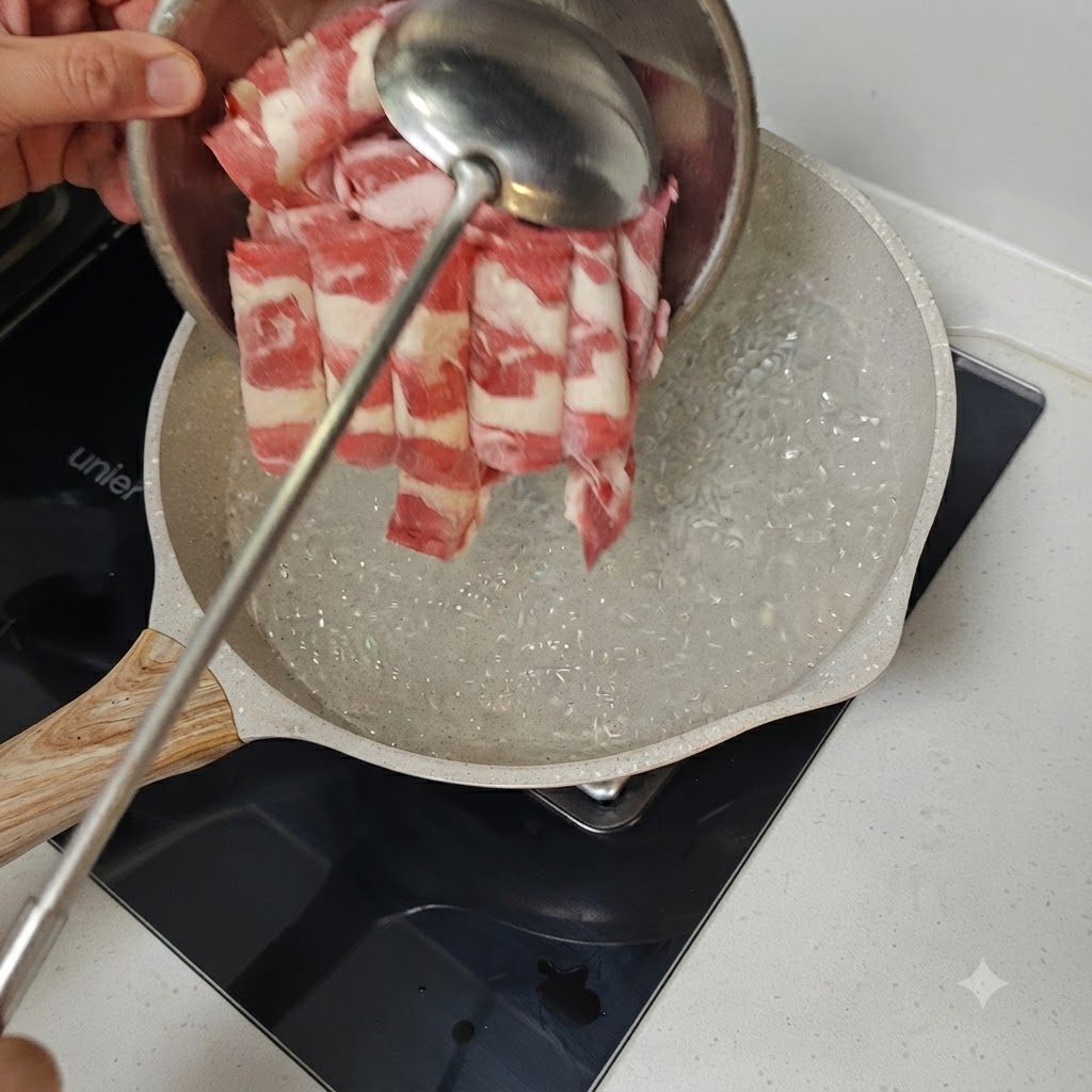 De fines tranches de bœuf ajoutées dans une casserole deau bouillante frémissante à laide dune louche en métal.