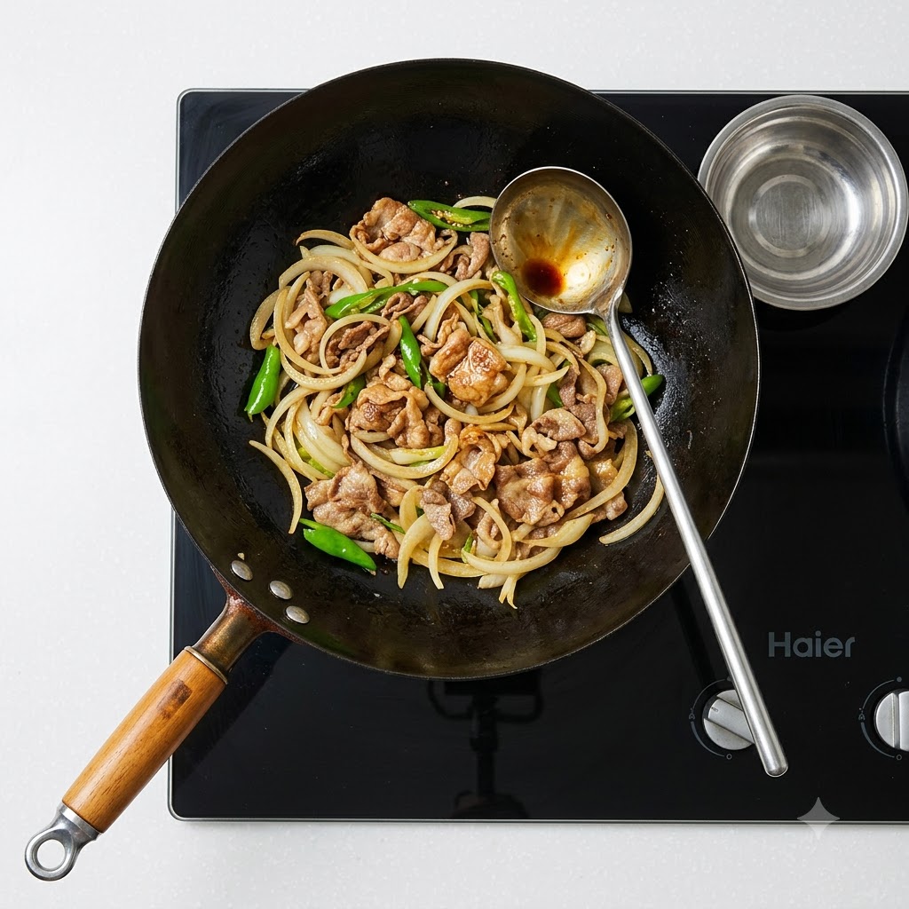 Une louche versant de la sauce dans un wok contenant des tranches de bœuf cuites, des oignons et des poivrons verts.