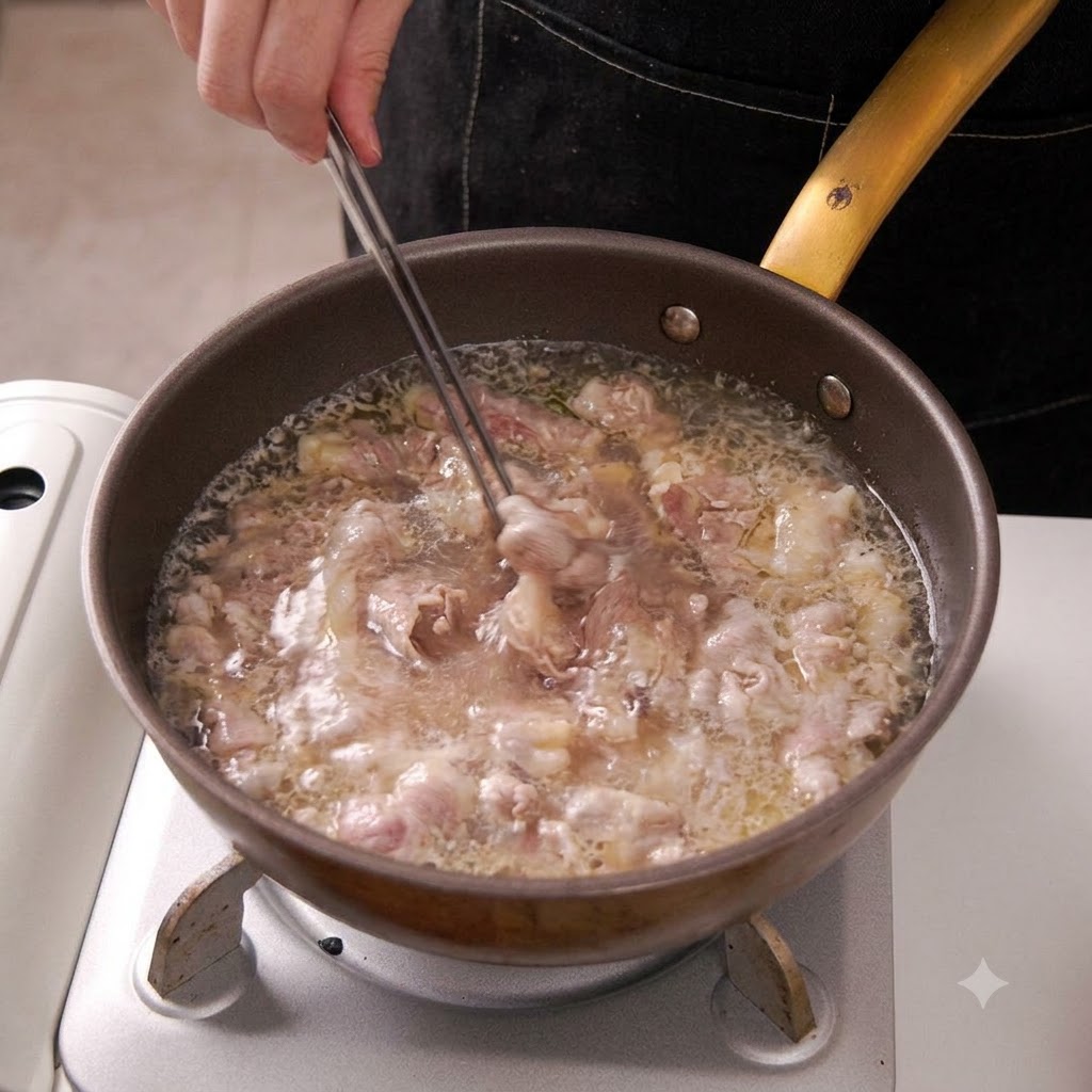 Des pinces soulevant des tranches de bœuf blanchies hors de leau bouillante dans une poêle.