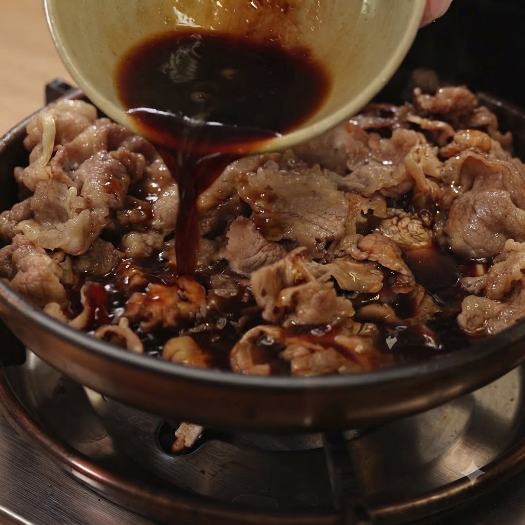 Sauce teriyaki foncée versée dun petit bol dans une poêle remplie de bœuf tranché et doignons rouges.