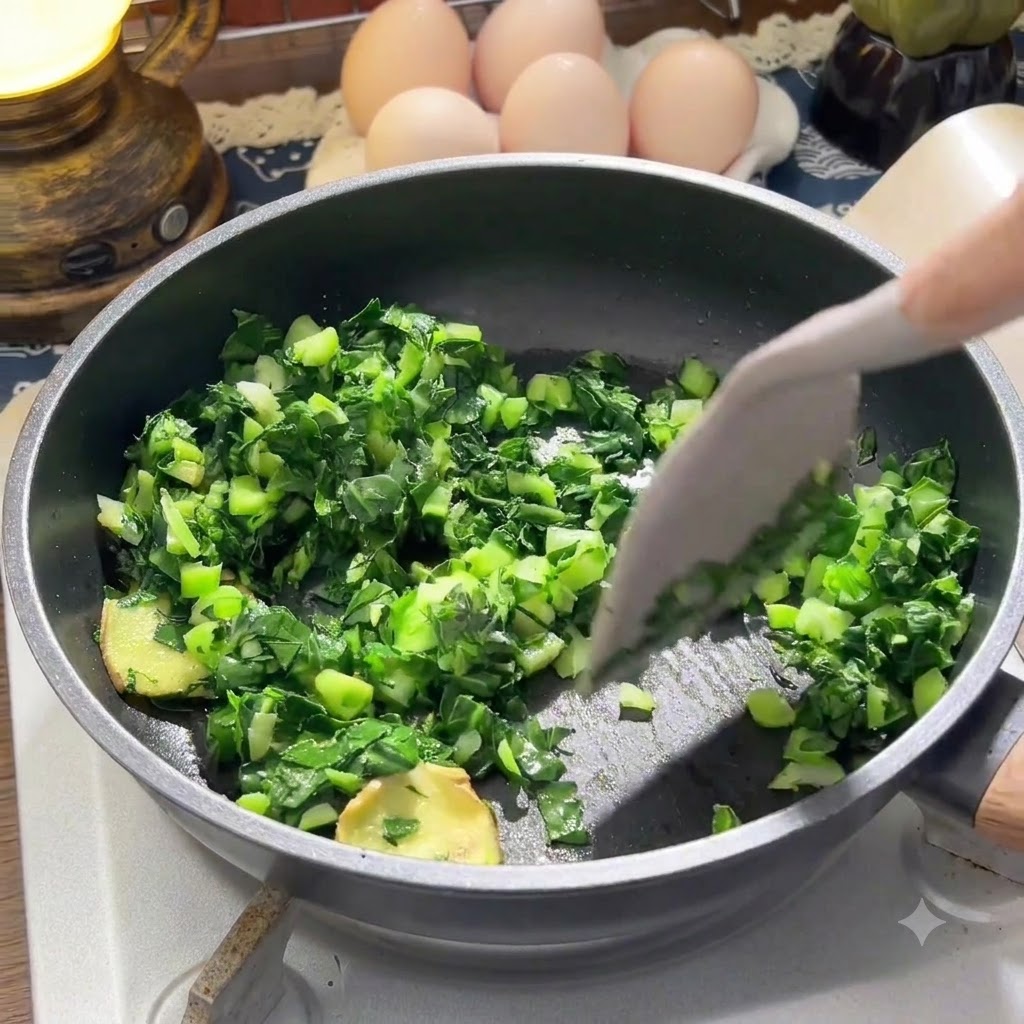 Riz blanc cuit mélangé dans la poêle avec les légumes et le gingembre.