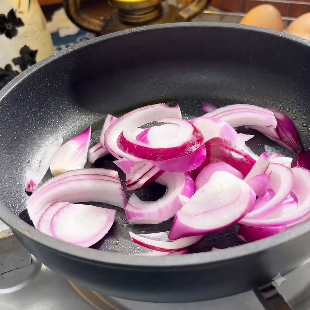 Tranches doignon rouge et de bœuf en train de cuire dans une poêle.