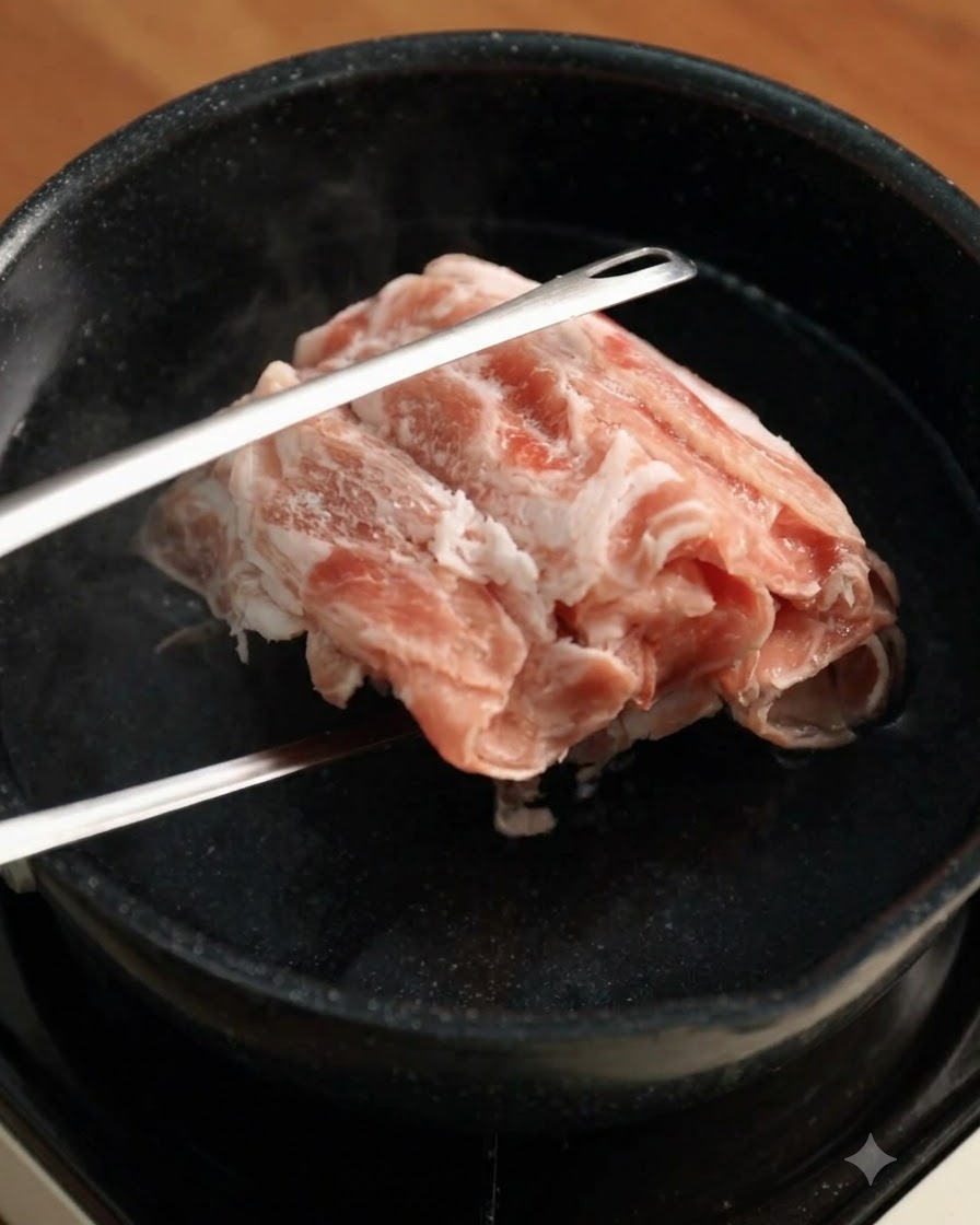 Tranches de bœuf surgelées plongées dans de leau bouillante à laide de pinces en métal.