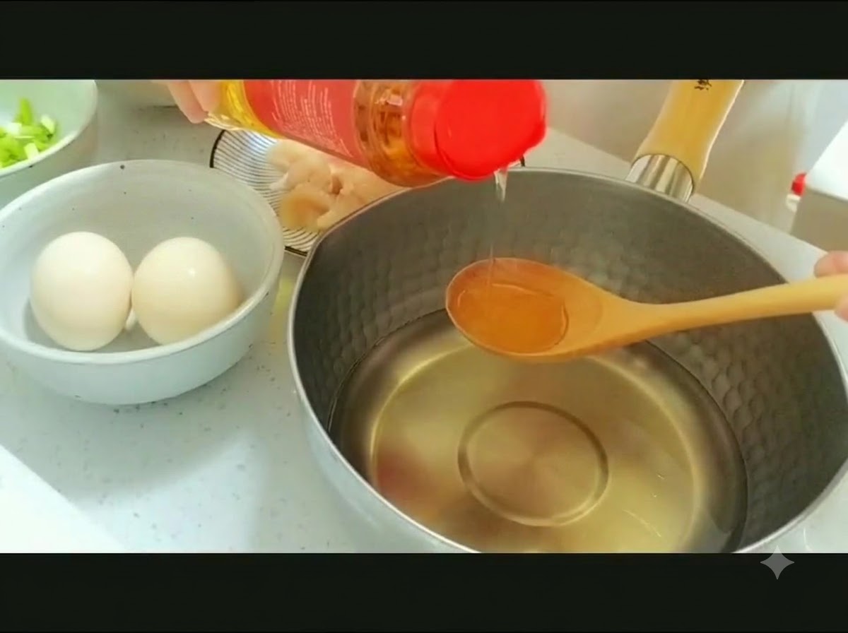 Du mirin verse dune bouteille dans une cuillere en bois au-dessus dune casserole deau.