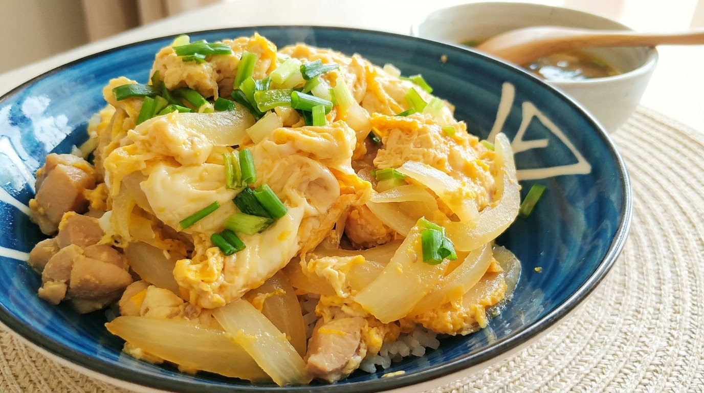 Un bol doyakodon fraichement prepare et garni doignons verts haches, servi dans un bol en ceramique a motifs bleus et blancscite: 1.