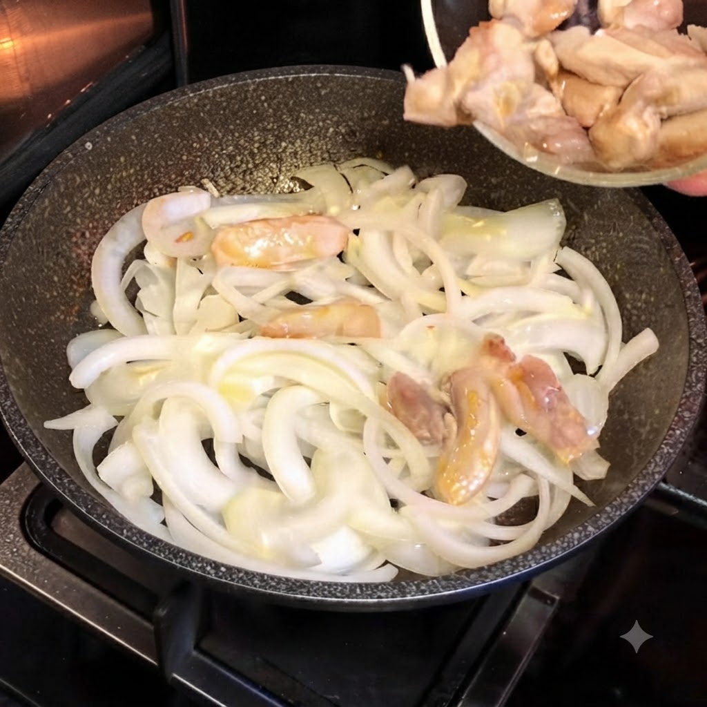Des morceaux de poulet partiellement cuits versés dun petit bol en verre dans une poêle chaude remplie doignons blancs émincés.