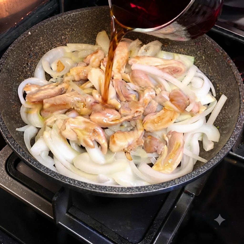 De la sauce sukiyaki foncée versée dun récipient en verre dans une poêle contenant des morceaux de poulet et des oignons émincés.