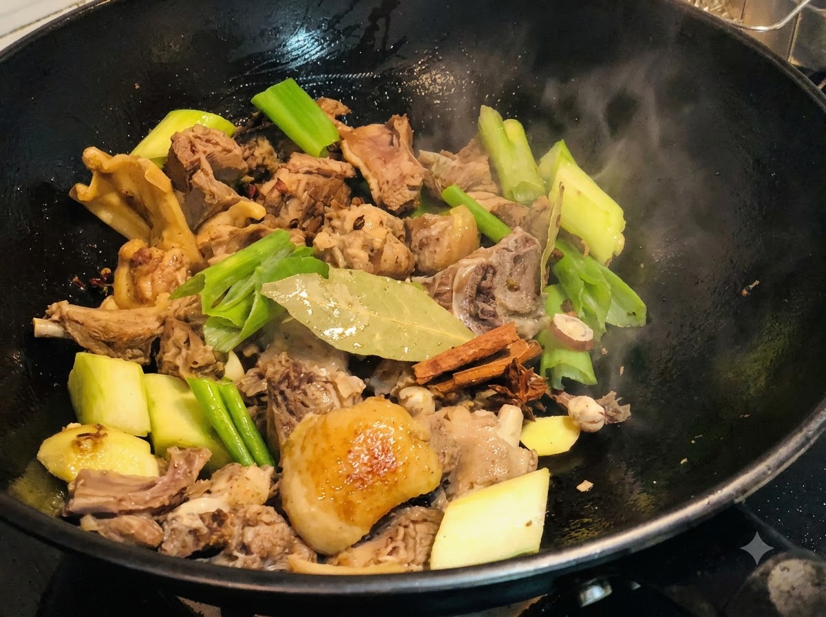 Épices entières comprenant de lanis étoilé, des feuilles de laurier et de la cannelle mélangées avec le canard et les aromates dans le wok.