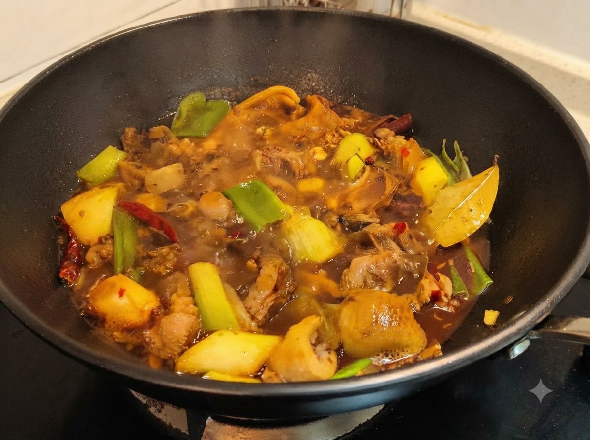 Un wok sombre rempli de canard frémissant, dépices et de liquide, hermétiquement couvert par un couvercle en verre.