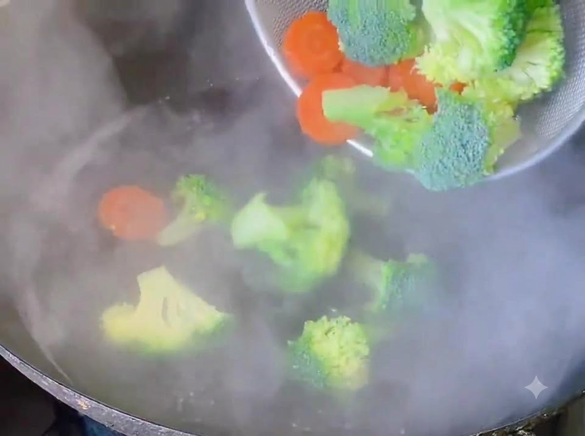 Des fleurons de brocoli et des rondelles de carotte blanchis dans de leau bouillante.