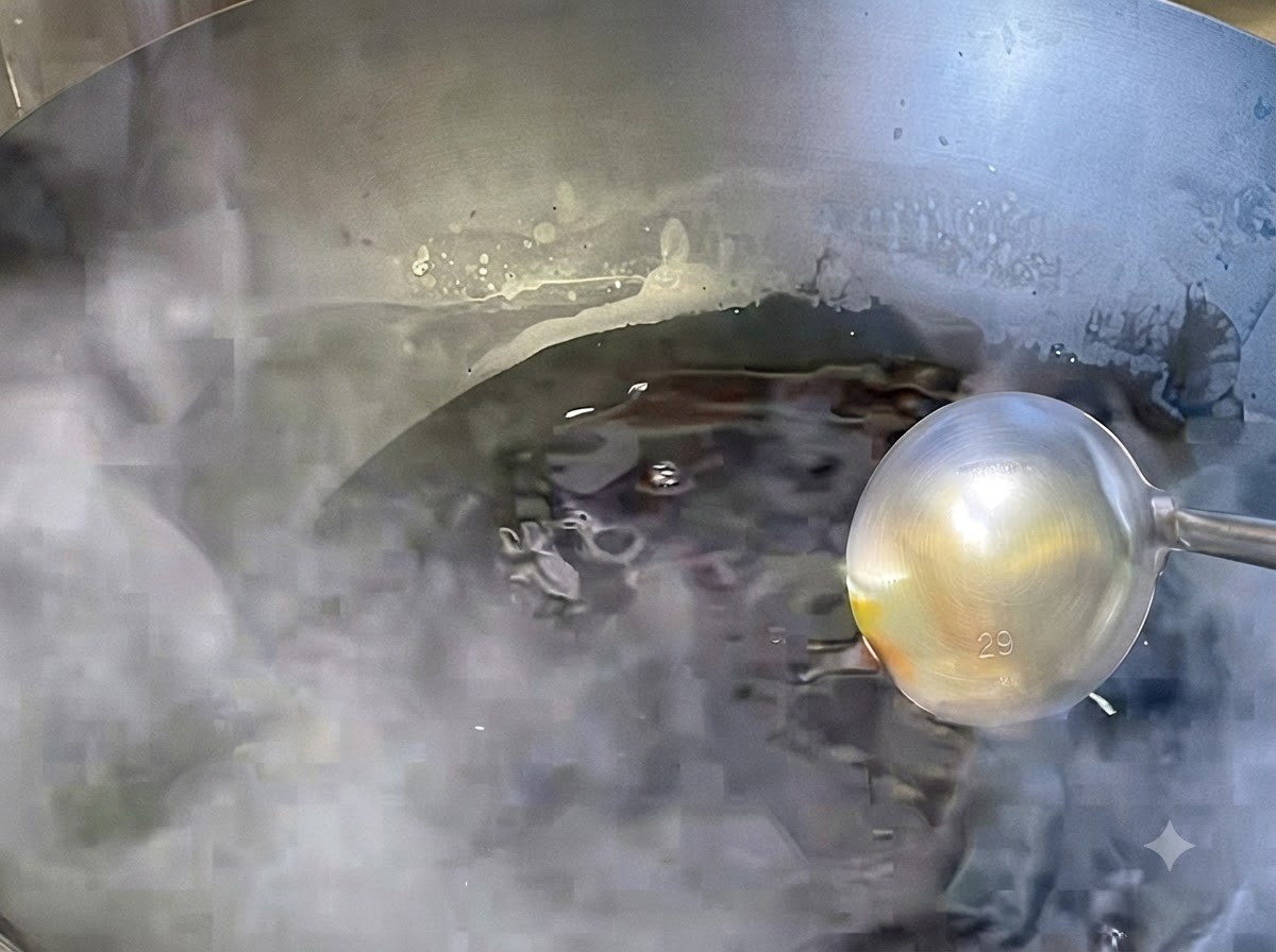 Une sauce qui mijote et réduit à feu doux dans un wok.