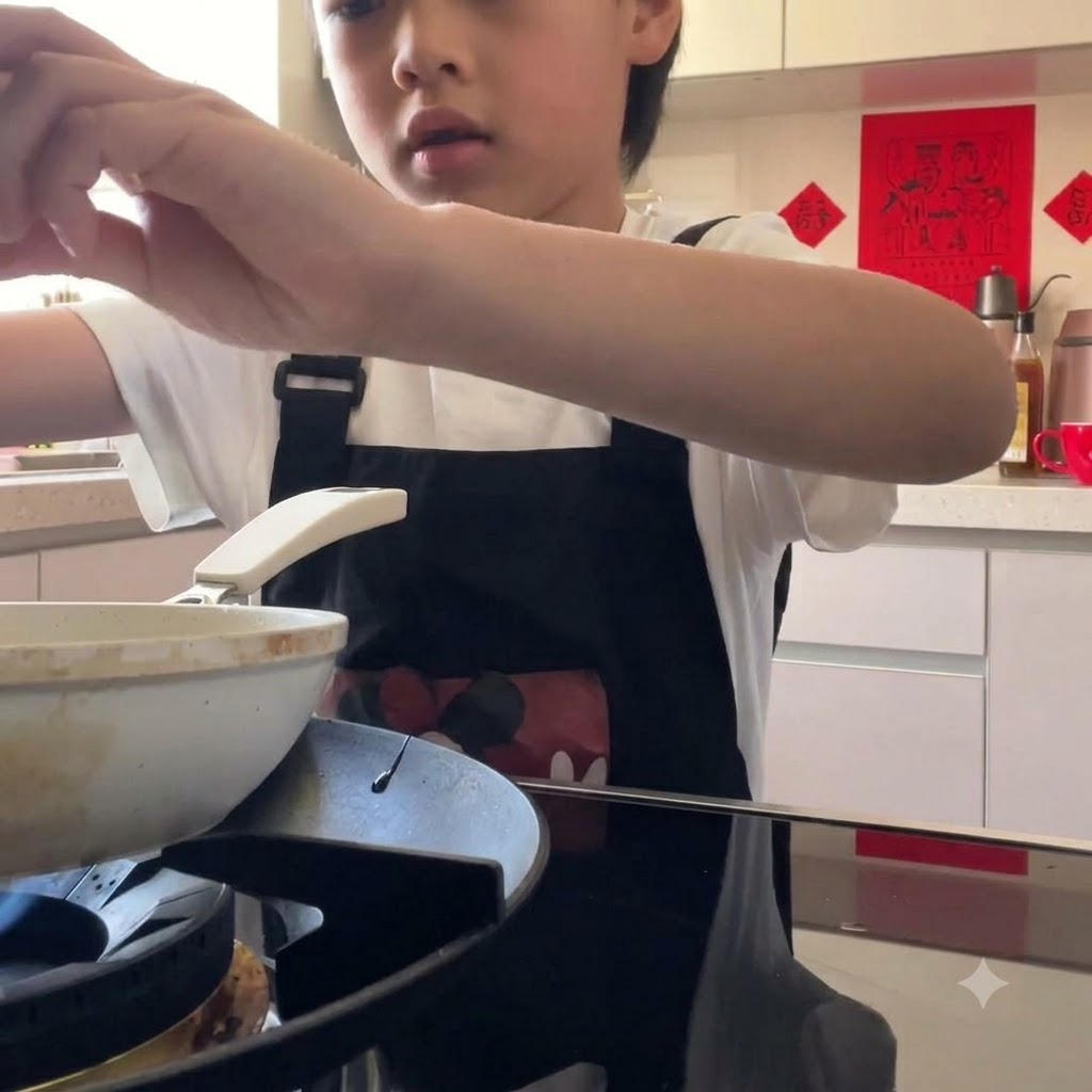 Un œuf cassé dans une poêle sur la cuisinière pour être frit.